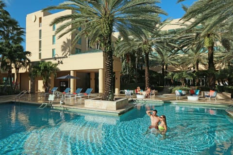 Property building, Day, People, Pool view, Swimming pool, group of guests, Family, Facility for disabled guests, locker, sunbed