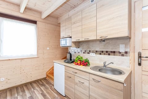 Coffee/tea facilities, Kitchen or kitchenette, Dining area, On site