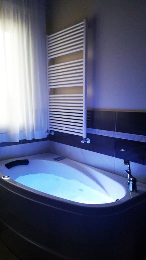 Hot Tub, Bathroom