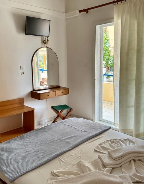 Property building, Bed, Photo of the whole room