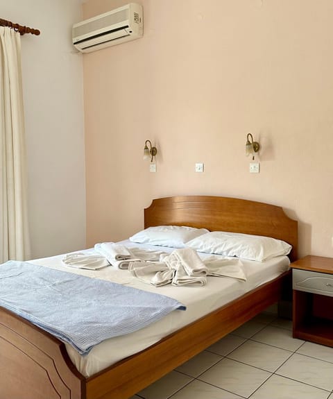 Property building, Photo of the whole room, towels, air conditioner