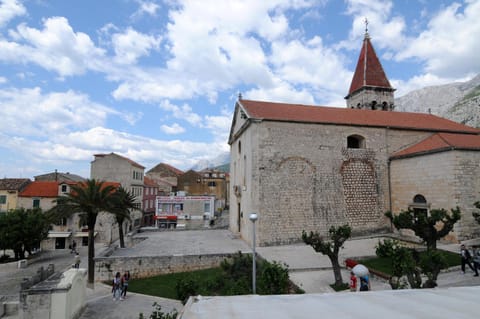 Property building, Neighbourhood, Street view, Area and facilities, Supermarket/grocery shop