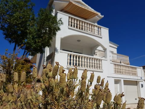 Property building, Facade/entrance, Balcony/Terrace