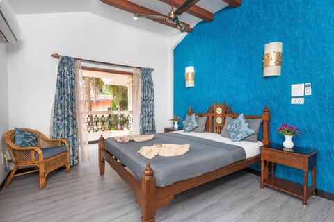 Bed, Photo of the whole room, Seating area, Bedroom