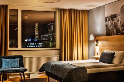 Bedroom, City view
