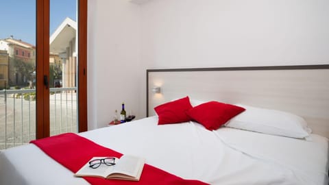 Nearby landmark, Bed, Balcony/Terrace, Photo of the whole room, Bedroom