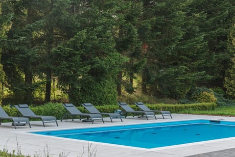 Swimming pool, sunbed