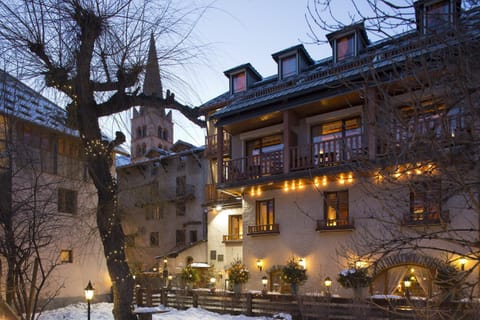 Facade/entrance, Winter, Garden, Sunset