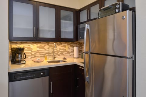 Coffee/tea facilities, Kitchen or kitchenette, dishwasher, microwave, stove, kitchen