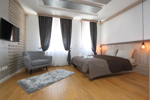 Bed, TV and multimedia, Living room, Photo of the whole room, Seating area, Bedroom