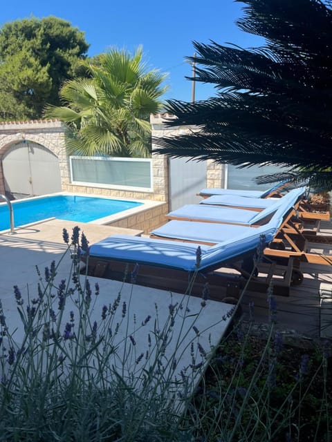 Day, Swimming pool, sunbed