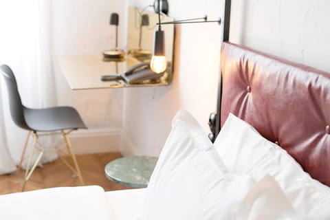 Bed, Day, Photo of the whole room, Decorative detail, Decorative detail, On site, City view, Street view