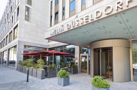 Restaurant/places to eat, Facade/entrance, Dining area