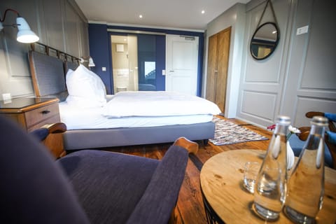 Shower, Toilet, Seating area