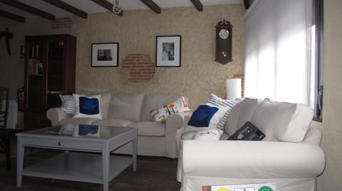 Communal lounge/ TV room, Library, Decorative detail