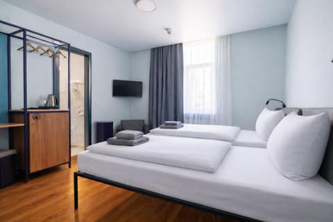 Bed, Bathroom, TV and multimedia, Photo of the whole room, Seating area