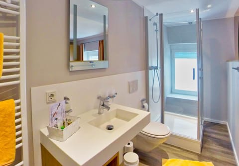 Shower, Toilet, Bathroom, towels