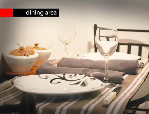 Coffee/tea facilities, Kitchen or kitchenette, Seating area, Dining area