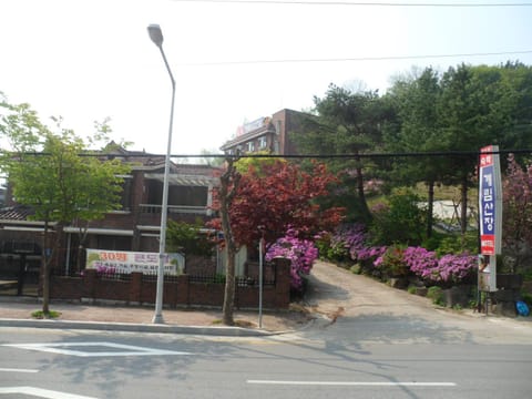 Facade/entrance