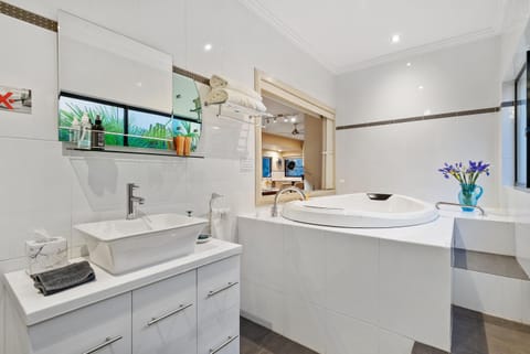 Hot Tub, Bathroom