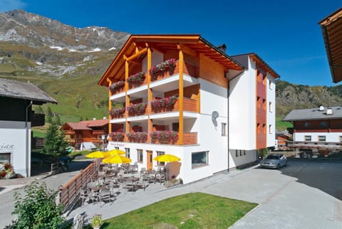 Facade/entrance, Balcony/Terrace