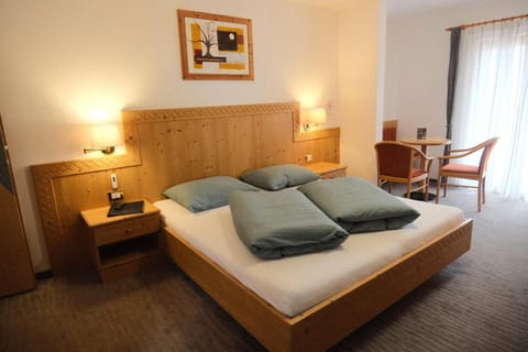 Bed, Photo of the whole room, Seating area, Bedroom