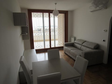 Property building, Communal lounge/ TV room, View (from property/room), Balcony/Terrace, Lounge or bar, Food and drinks, Other, Decorative detail, Communal kitchen, Landmark view