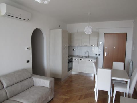 Communal lounge/ TV room, View (from property/room), Living room, Lounge or bar, Food and drinks, Other, Other, Decorative detail, Dining area, Communal kitchen, On site, Landmark view