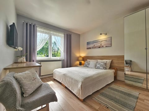 Bed, TV and multimedia, Bedroom