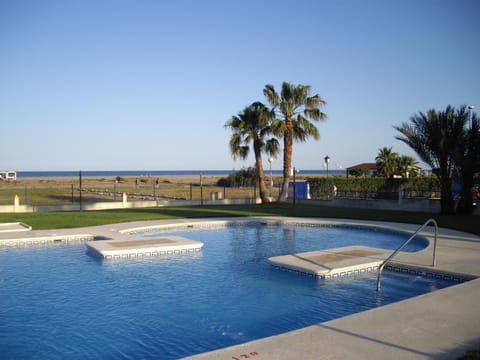 Restaurant/places to eat, Natural landscape, Beach, Swimming pool
