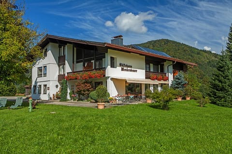 Gästehaus Menkenbauer inkl. Chiemgaukarte Bed and Breakfast in Ruhpolding