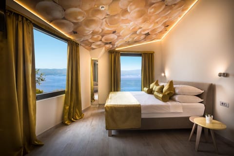 Photo of the whole room, Sea view