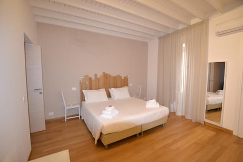 Nearby landmark, Staff, Neighbourhood, Photo of the whole room, Family