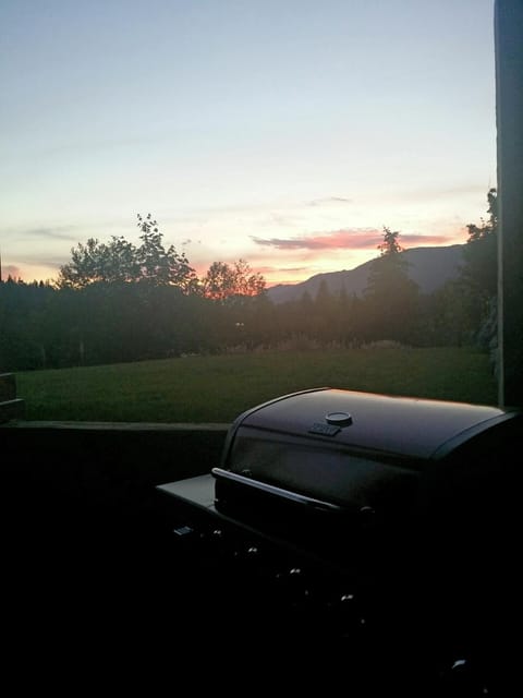 BBQ facilities, Balcony/Terrace, Mountain view