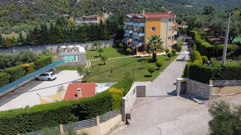 Property building, Facade/entrance, Neighbourhood, Natural landscape, Bird's eye view, Garden, Mountain view, Pool view, Street view, Swimming pool, Parking