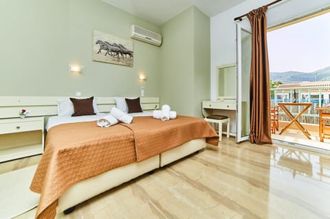 Patio, Balcony/Terrace, Bedroom, Mountain view