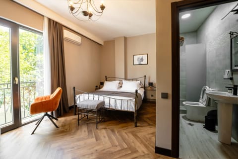 Bathroom, Bedroom, towels