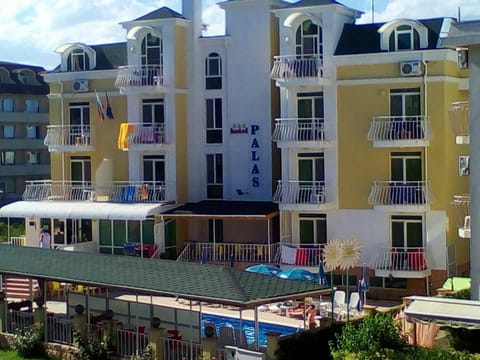 Property building, Day, View (from property/room), Balcony/Terrace, Pool view, Swimming pool, sunbed