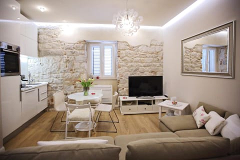 Staff, Facade/entrance, Spring, Bird's eye view, Winter, Summer, TV and multimedia, Coffee/tea facilities, Kitchen or kitchenette, Living room, Seating area, Floor plan, Dining area, Autumn, On site, City view, Landmark view, Sea view, Street view, Lunch, Dinner, Alcoholic drinks, Non alcoholic drinks, Family