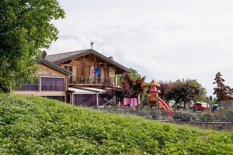 Property building, Spring, Day, People, Natural landscape, Garden, Garden view, group of guests