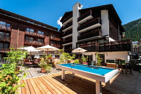 Property building, Day, Summer, Billiard, Garden, Balcony/Terrace, Drinks