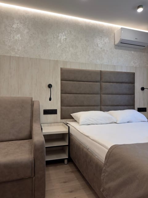 Bed, Photo of the whole room, Seating area, Bedroom, air conditioner