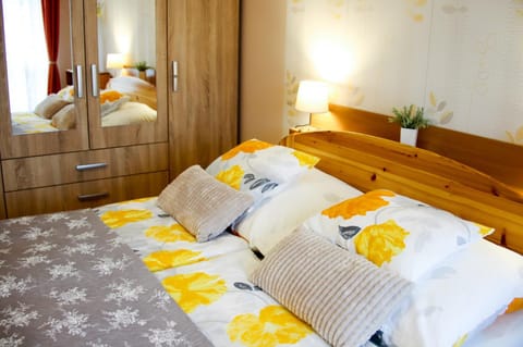 Spring, Bed, Day, Winter, Summer, Bedroom, Autumn, On site