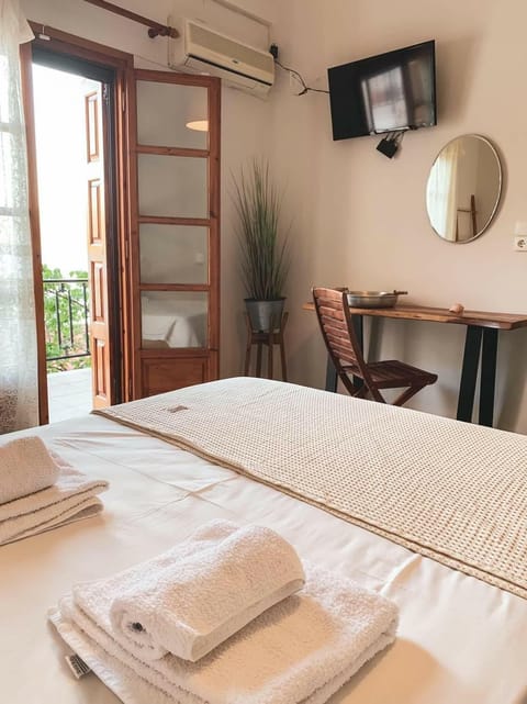 Bed, TV and multimedia, Bedroom, air conditioner