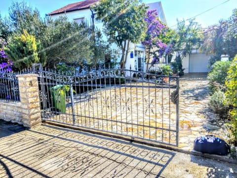 Property building, Patio, Facade/entrance