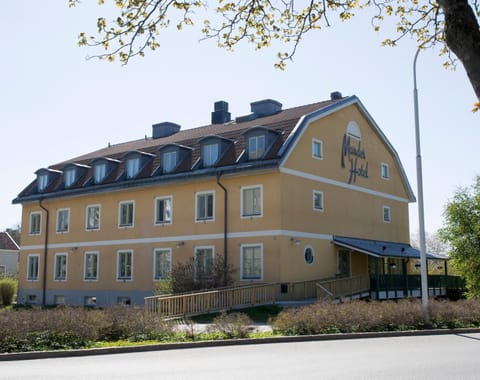 Facade/entrance, Spring, Day, Street view
