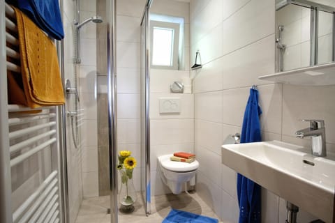 Bathroom, Photo of the whole room, Decorative detail, Decorative detail
