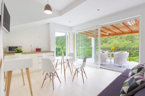 Living room, Dining area, Mountain view