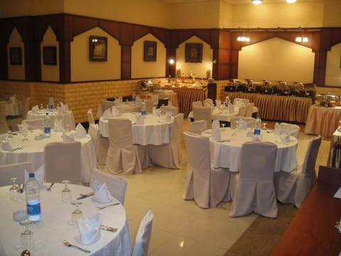 Restaurant/places to eat, Banquet/Function facilities