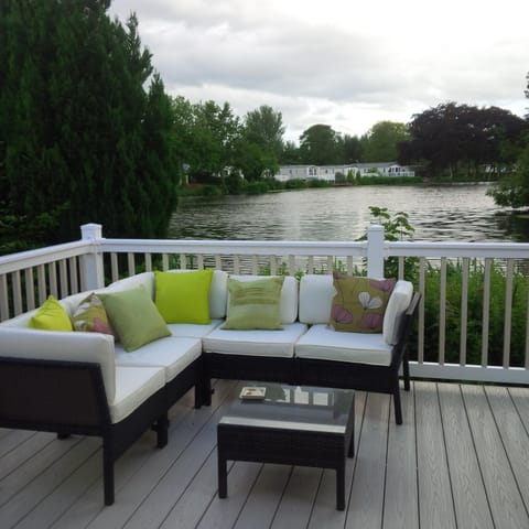 Property building, Patio, Balcony/Terrace, Lake view